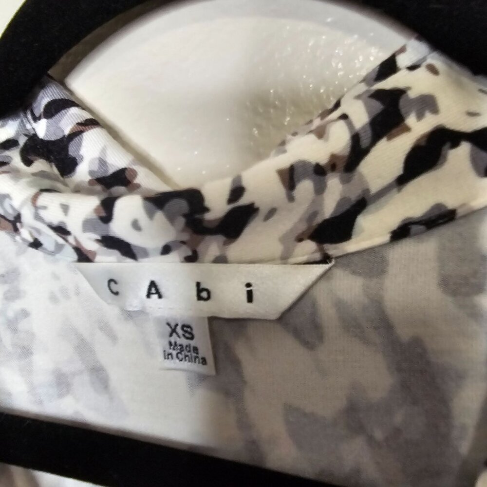 Cabi Xs Grey Abstract Print Collar Button Up Casu… - image 5